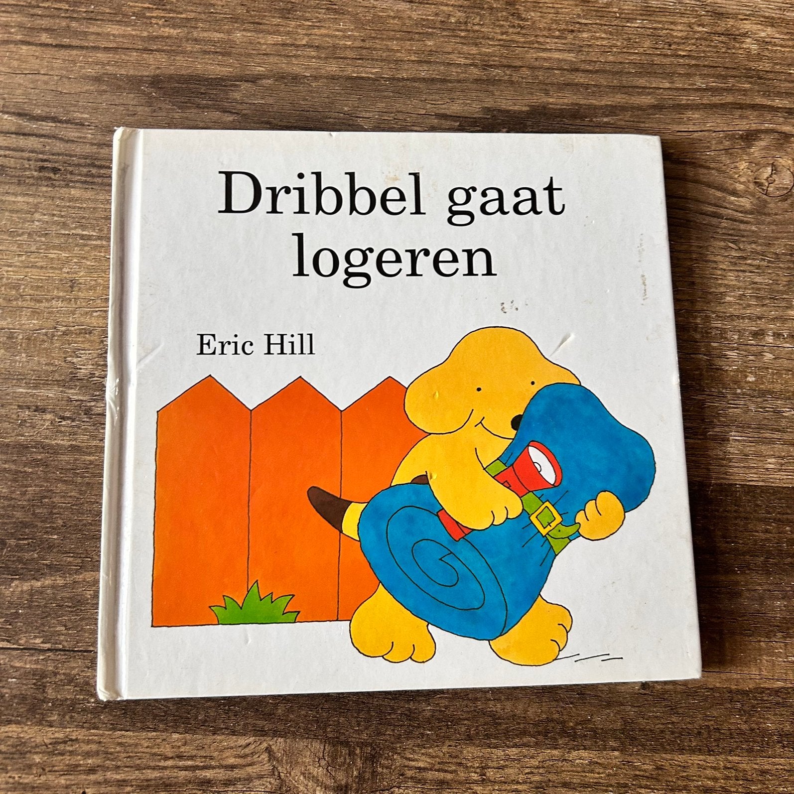Dribbel gaat logeren – Eric Hill – flapjesboek 1997, Boeken, Gelezen, Ophalen of Verzenden, 2 tot 3 jaar, Uitklap-, Voel- of Ontdekboek