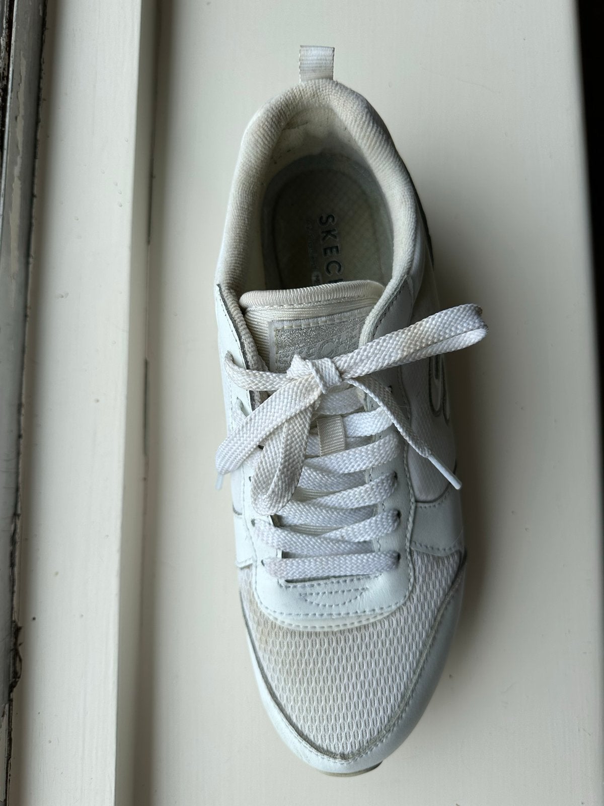 Witte Skechers sneakers met memory foam en zilveren accent, Ophalen of Verzenden, Zo goed als nieuw, Wit, Sneakers of Gympen