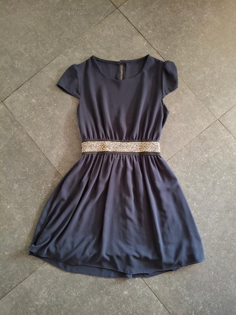 Leuke blauwe jurk met gouden band, Kleding | Dames, Jurken, Blauw, Ophalen of Verzenden, Zo goed als nieuw, Maat 36 (S)