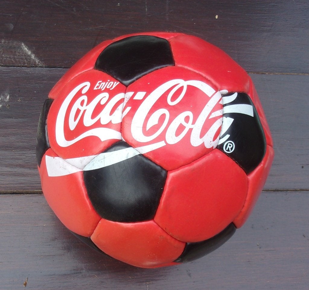 Coca Cola voetbal, Ophalen of Verzenden, Zo goed als nieuw, Overige sporten, Overige typen