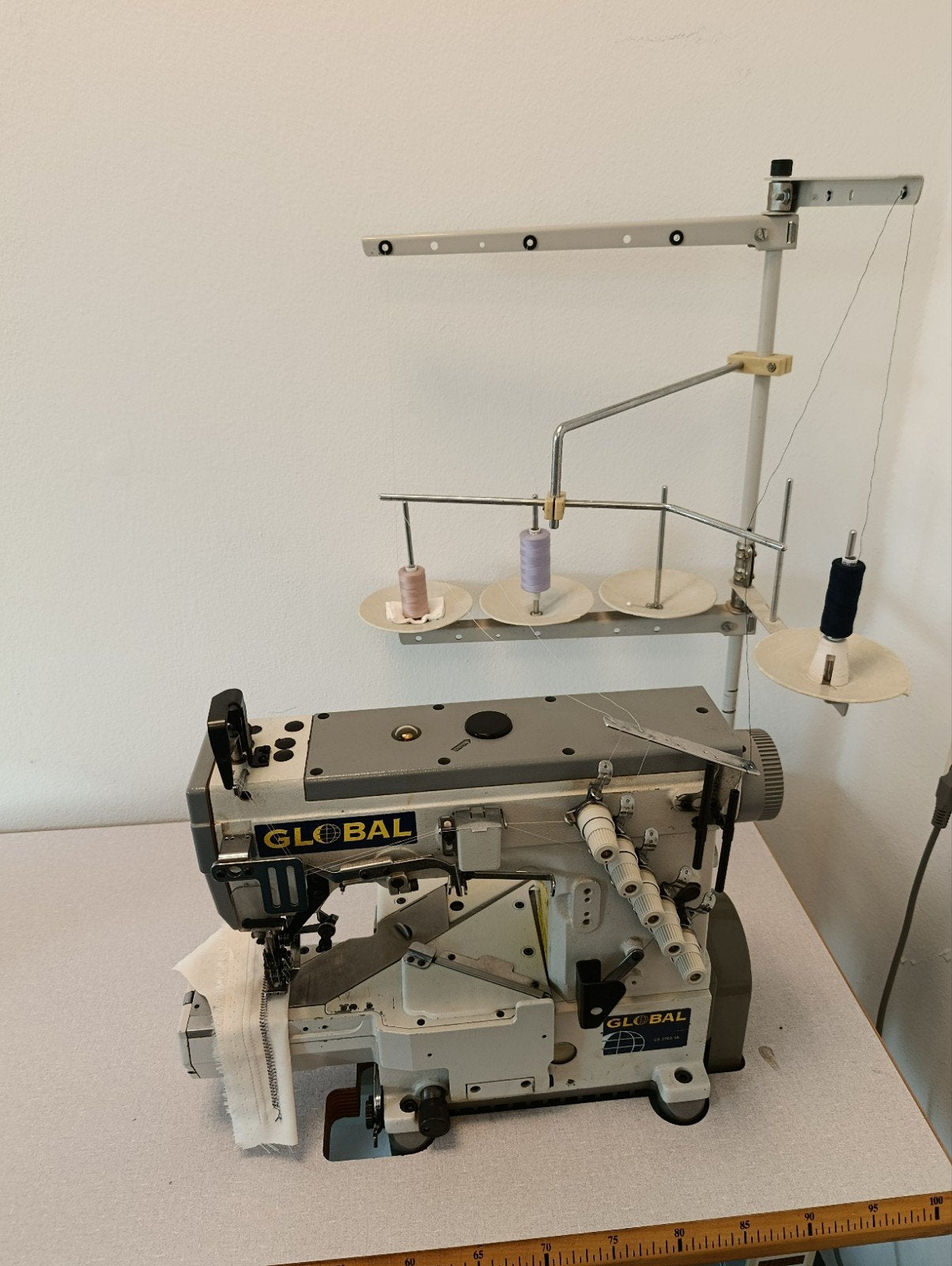 GLOBAL industriële boven & benedendek machine €950, Industrieel, Ophalen, Overige merken, Naaimachine