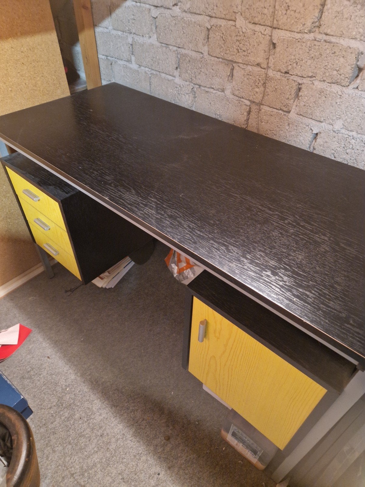 VINTAGE BUREAU ZWART/GEEL STEVIG STALEN ONDERSTEL 120 BR., Ophalen, Zwart, Gebruikt, 120 cm