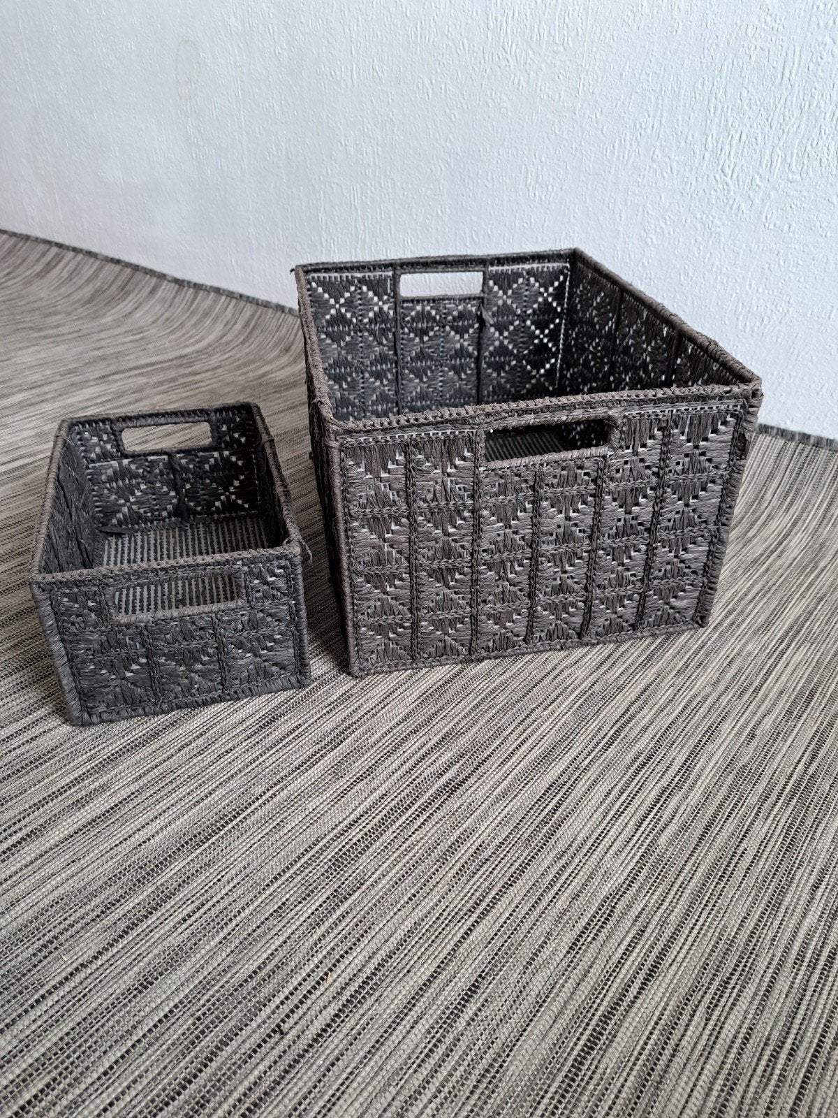 Set van 2 zwarte gevlochten manden - 40x30x20 en 28x18x12, Ophalen, Overige materialen, Gebruikt, Gevlochten
