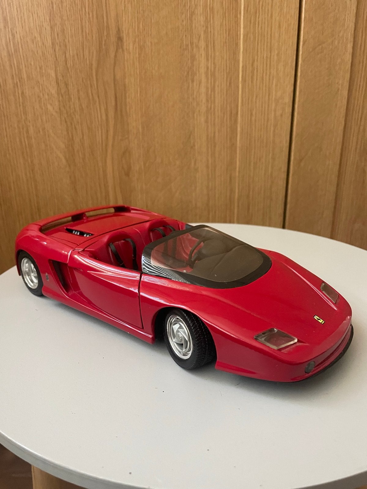 Revell Ferrari Mythos 1/18 Schaalmodel - Rood, Ophalen of Verzenden, Zo goed als nieuw, Auto, Revell