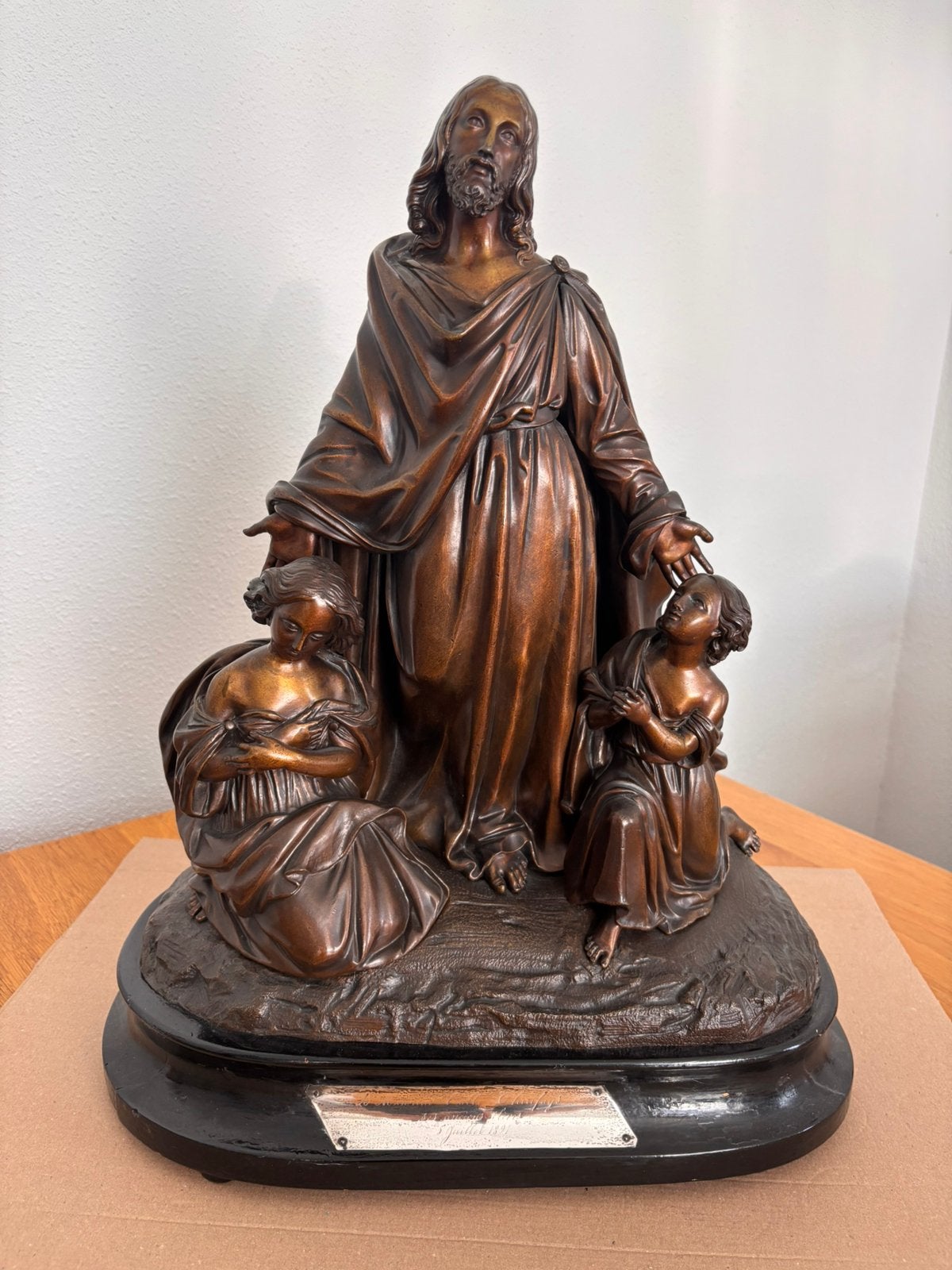 Bronzen beeld van Jezus met engelen op houten voet, Ophalen