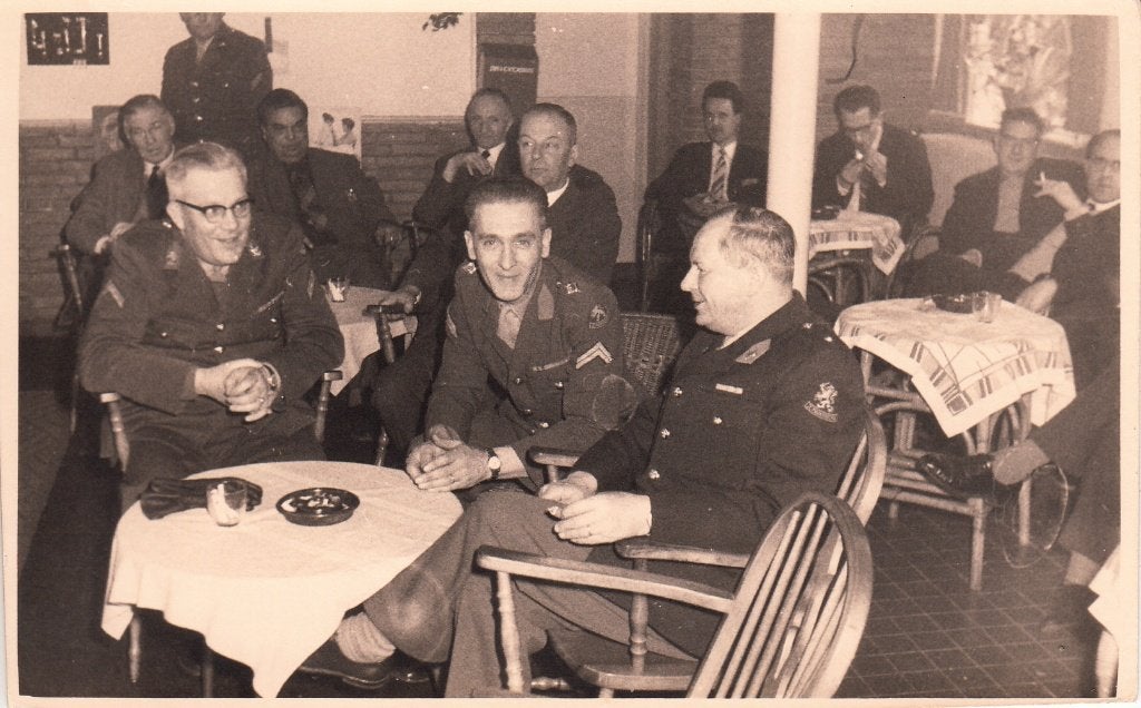 FOTOKAART militairen - Harskamp  ,  1965        =0103/0104=, Ophalen of Verzenden, Landmacht, Nederland, Foto of Poster