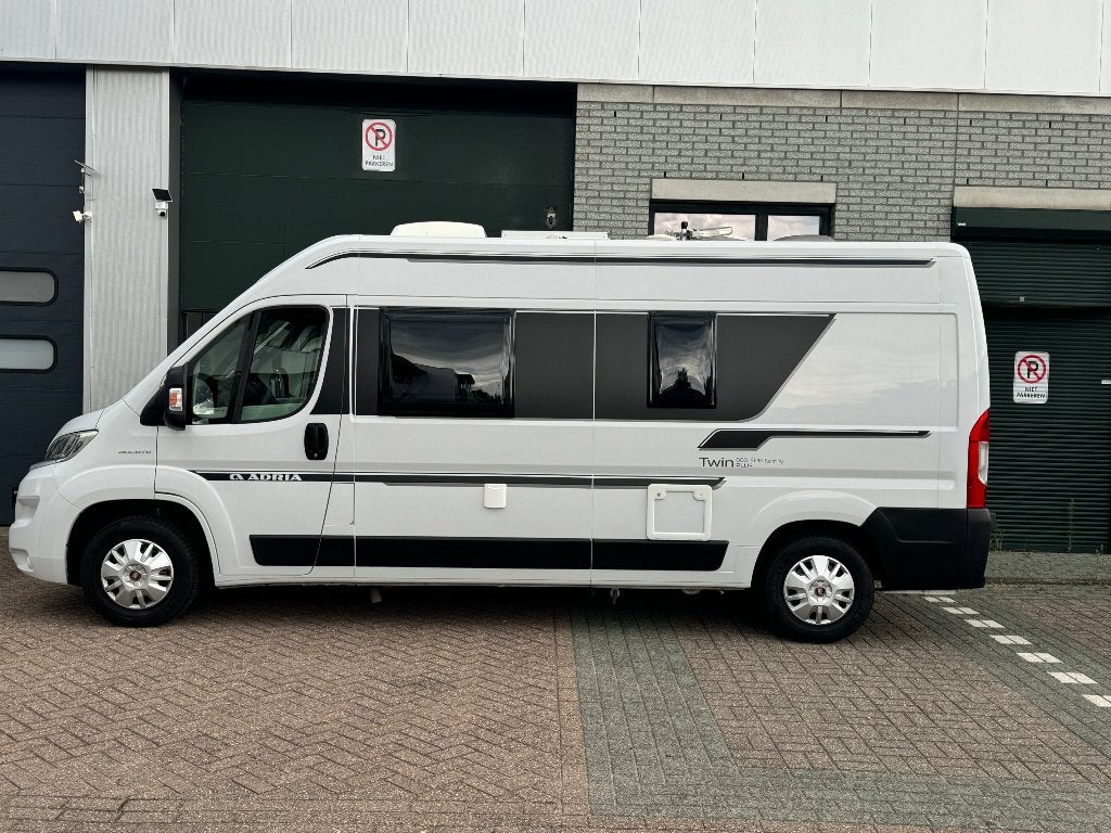 Adria Twin buscamper: ideaal voor gezinnen of extra opslag, Caravans en Kamperen, Campers, Fiat, Achteruitrijcamera, Particulier