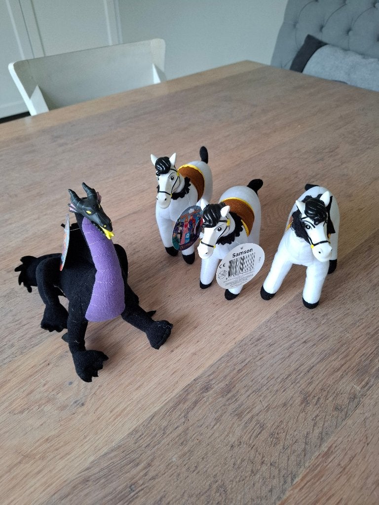 AH Disney Doornroosje figuren - 1 draak + 3 paarden Samson, Verzamelen, Disney, Ophalen of Verzenden, Overige figuren, Zo goed als nieuw
