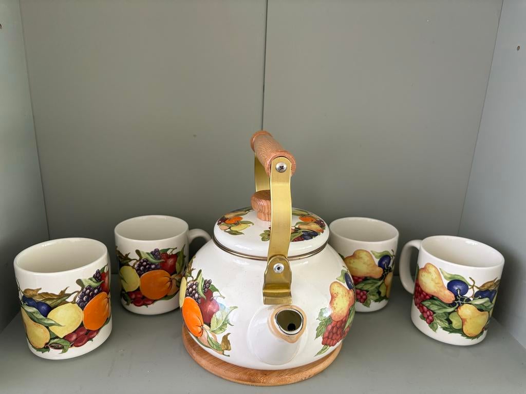 Vintage Emaille Fluitketel Set met 4 Mokken – Fruit Design, Overige materialen, Gebruikt, Overige typen, Ophalen of Verzenden