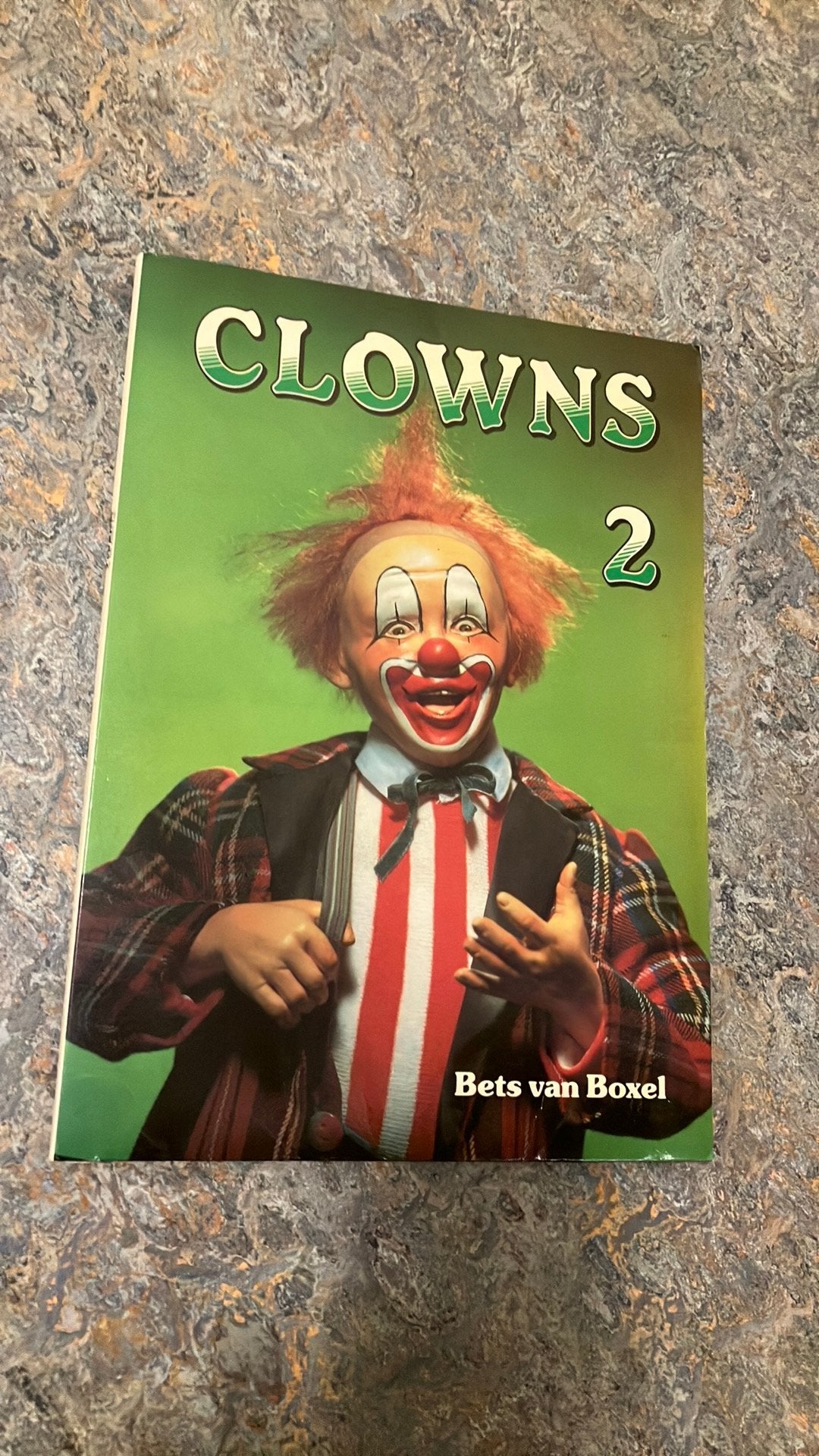 Clowns, Ophalen of Verzenden, Zo goed als nieuw, Boek, Taal en Studie