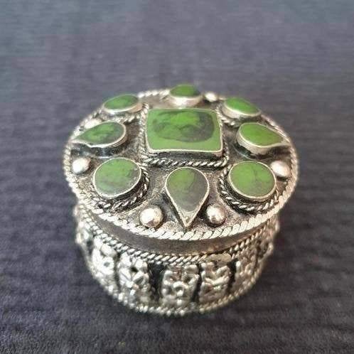 Vintage aziatische pillendoos met groene stenen, Ophalen of Verzenden