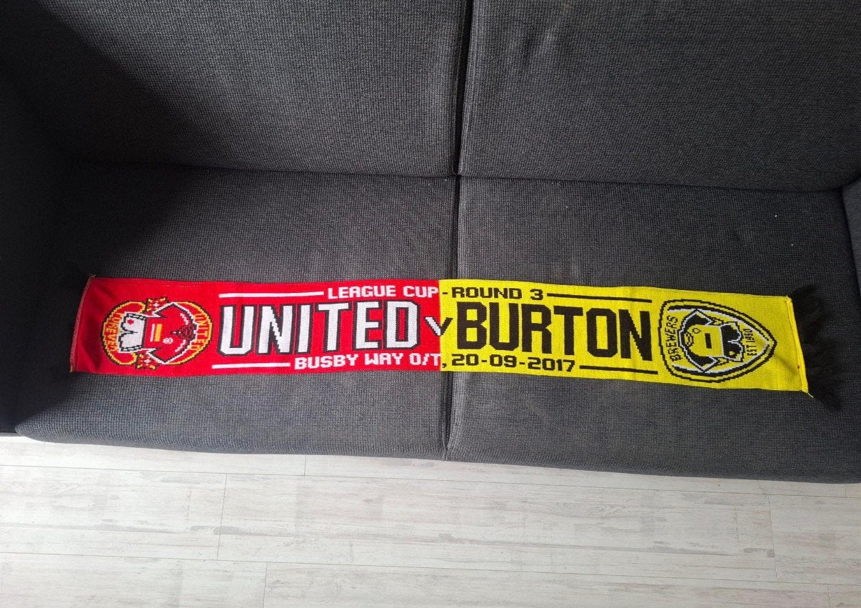 Manchester United Burton sjaal, Verzamelen, Ophalen of Verzenden, Zo goed als nieuw, Buitenlandse clubs, Vaantje of Sjaal
