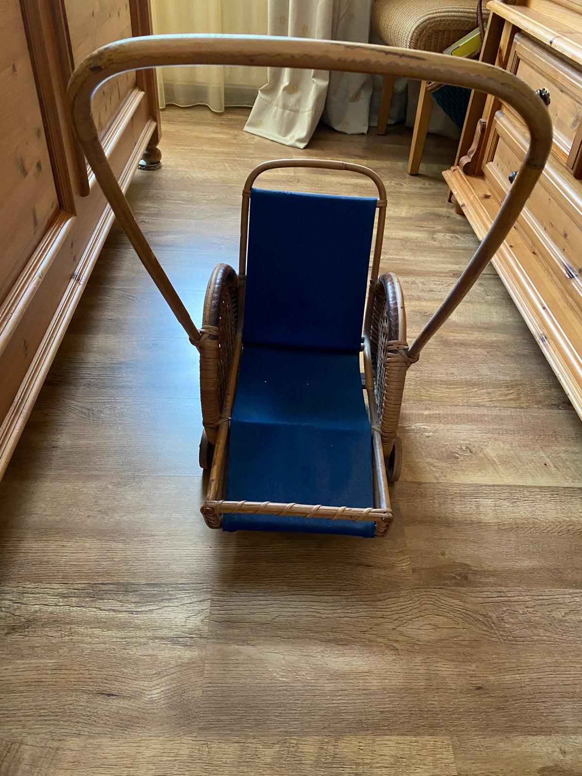 Vintage rotan poppenwagen met blauwe bekleding, Ophalen, Gebruikt, Overige typen