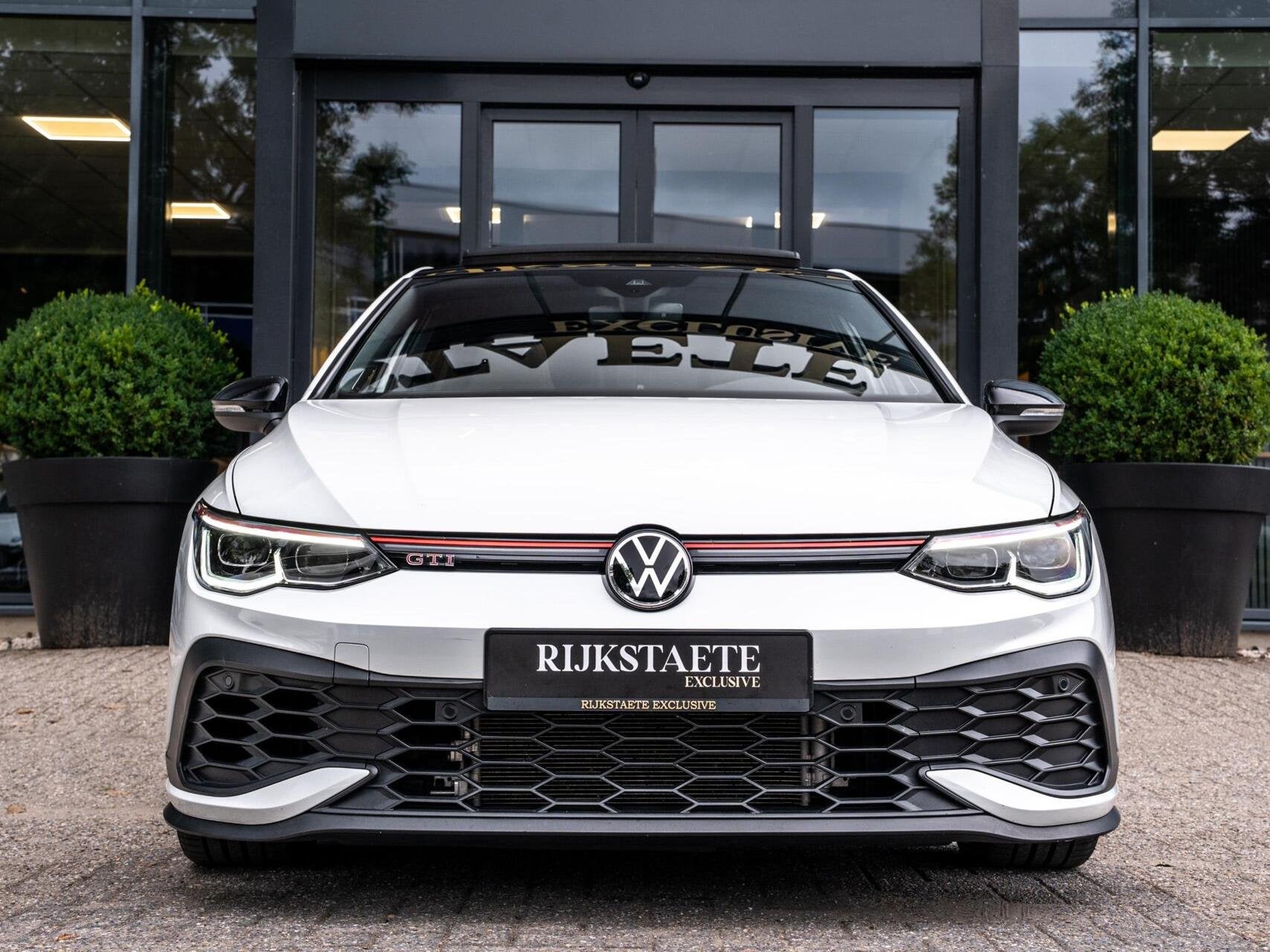 Volkswagen Golf 2.0 TSI GTI CLUBSPORT|PANO|ACC|H&K|NÜRBURG, Auto's, Volkswagen, Gebruikt, 4 cilinders, Wit, Bedrijf