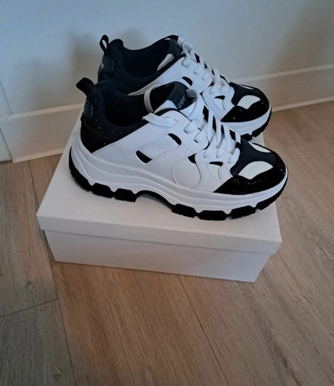 Nieuwe Guess sneakers met originele doos, Guess, Wit, Ophalen of Verzenden, Sneakers of Gympen