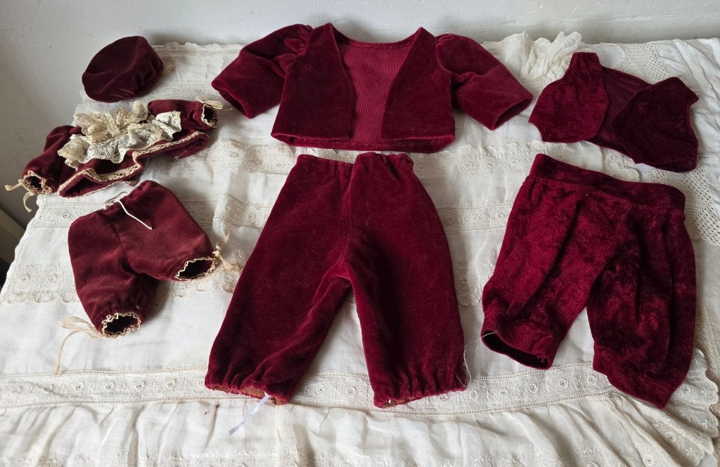 Nr. 1, set oude rode poppenkleertjes, Verzamelen, Ophalen of Verzenden, Gebruikt, Kleertjes