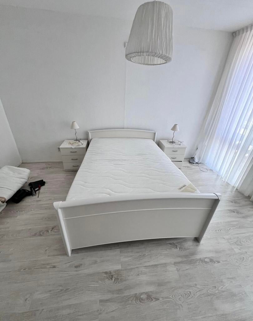 mooie elektrische bed met nachtkastjes en lampen van ikea, Ophalen of Verzenden, Zo goed als nieuw