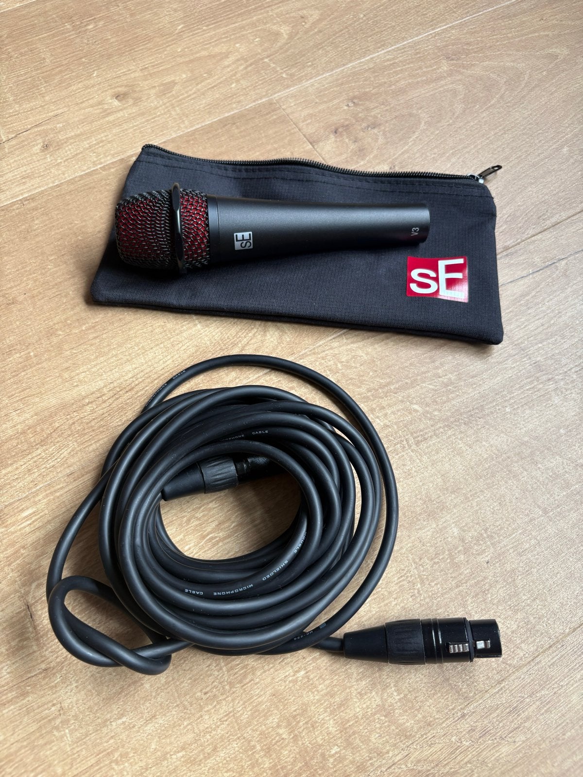 sE Electronics V3 microfoon met kabel en standaard, Ophalen, Zo goed als nieuw, Zangmicrofoon