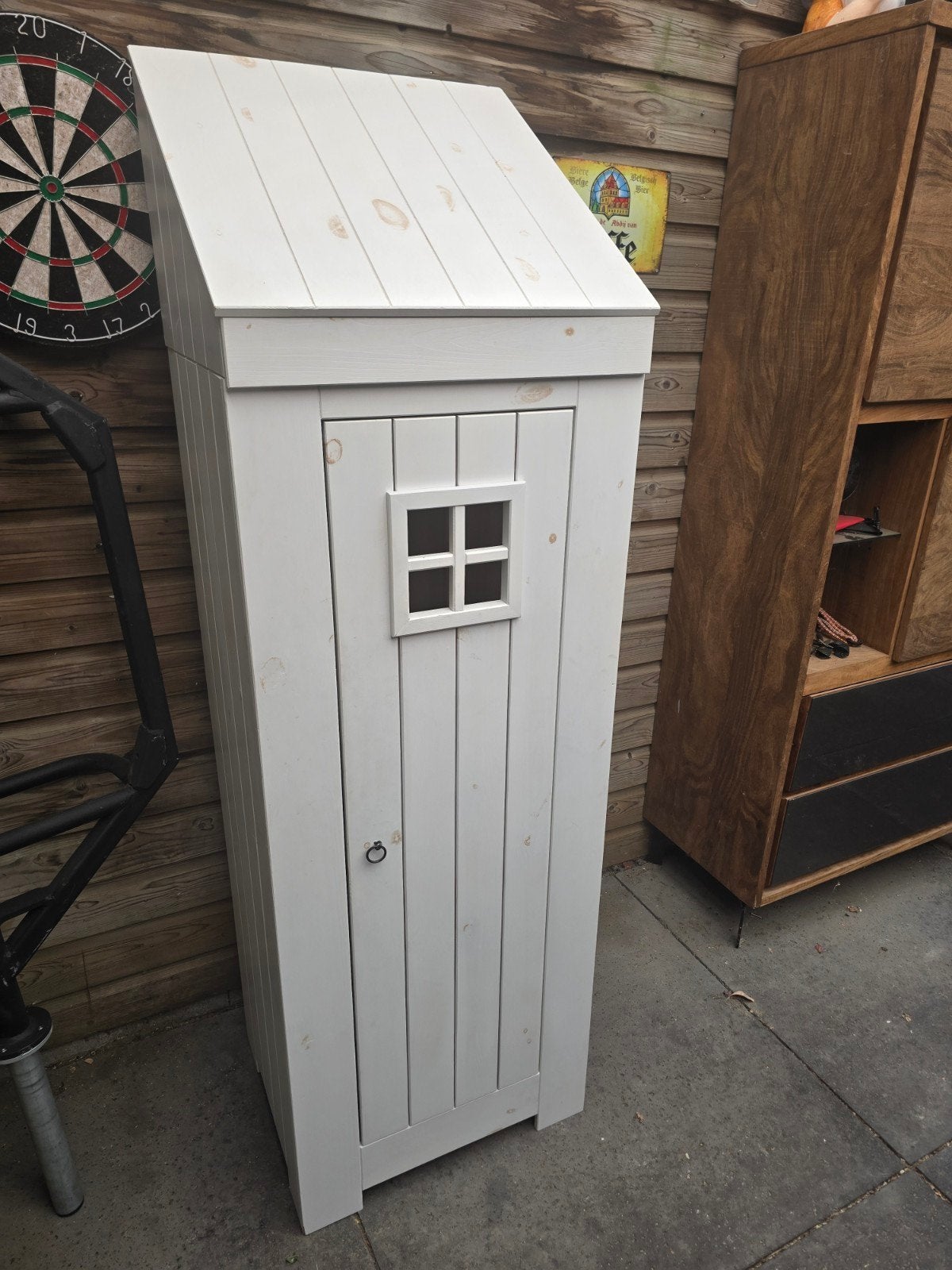 Witte houten kast met puntdakje en raampje, Ophalen of Verzenden