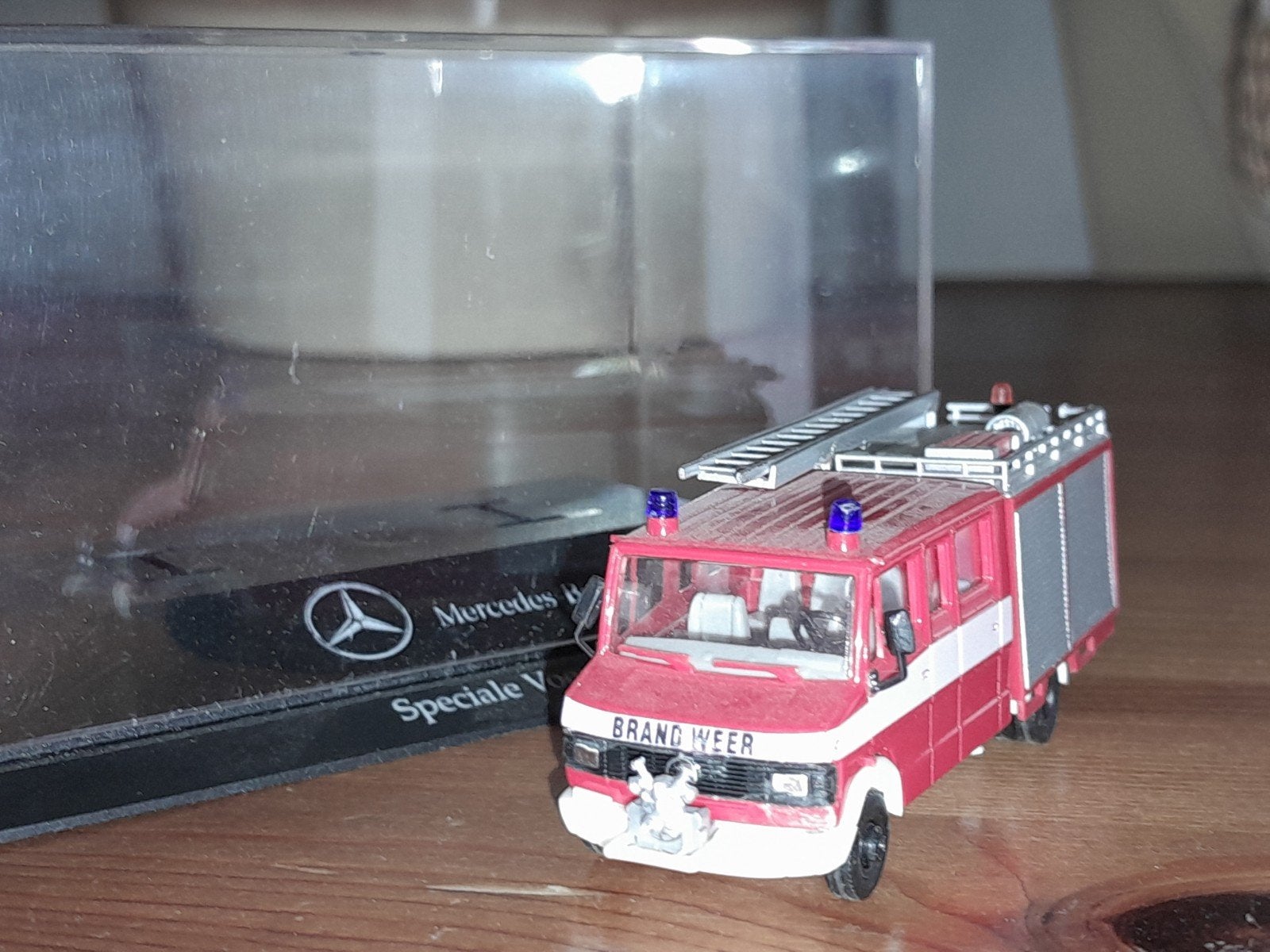 mercedes brandweer, Hobby en Vrije tijd, Modelauto's | Overige schalen, Ophalen of Verzenden, Bus of Vrachtwagen
