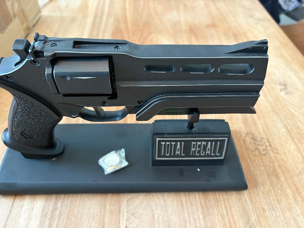 Total recall blaster replica prop life size, Ophalen of Verzenden, Zo goed als nieuw, Film, Beeldje, Replica of Model