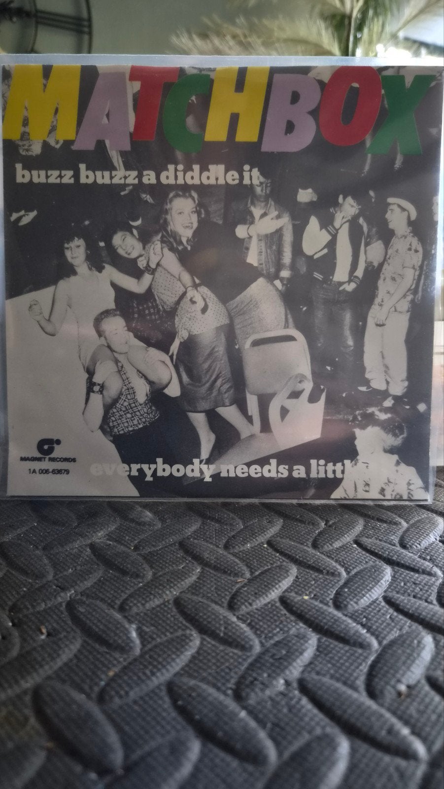 Matchbox - Buzz Buzz A Diddle It / Everybody Needs A Litt, Gebruikt, 7 inch, Ophalen of Verzenden, Pop