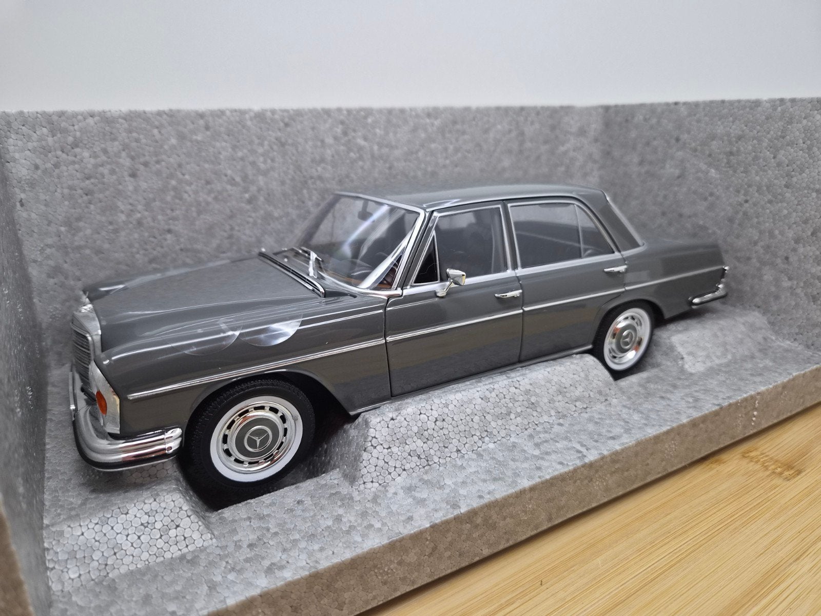 Norev Mercedes 280 SE W108 Dealermodel 1:18 Arabergrau, B, Auto, Nieuw, Norev