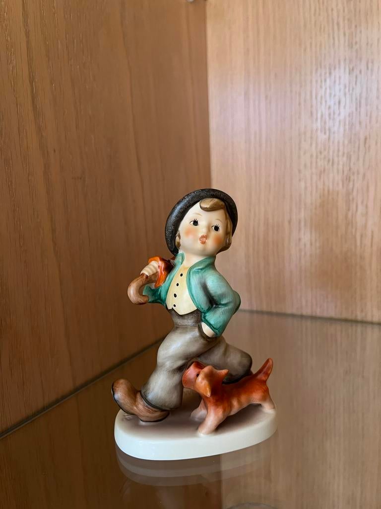 Hummel beeldje nr 5 strolling along, Ophalen of Verzenden, Zo goed als nieuw, Hummel