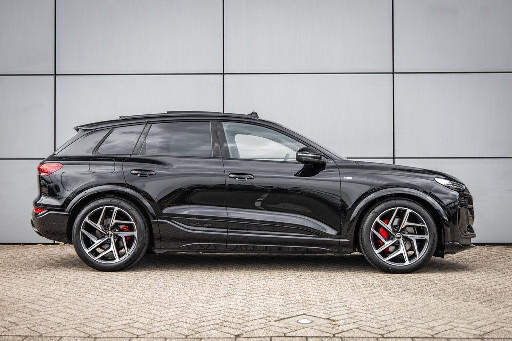 Audi Q6 e-tron S edition 252pk 83 kWh | Techniek Pakket Pro, Auto's, Audi, Automaat, 12 maanden, Achterwielaandrijving, Zwart