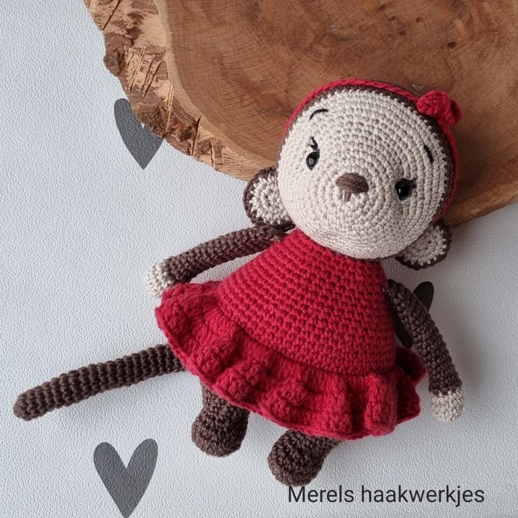 Gehaakte aap met jurkje - Handgemaakte knuffel, Kinderen en Baby's, Speelgoed | Knuffels en Pluche, Ophalen of Verzenden, Nieuw