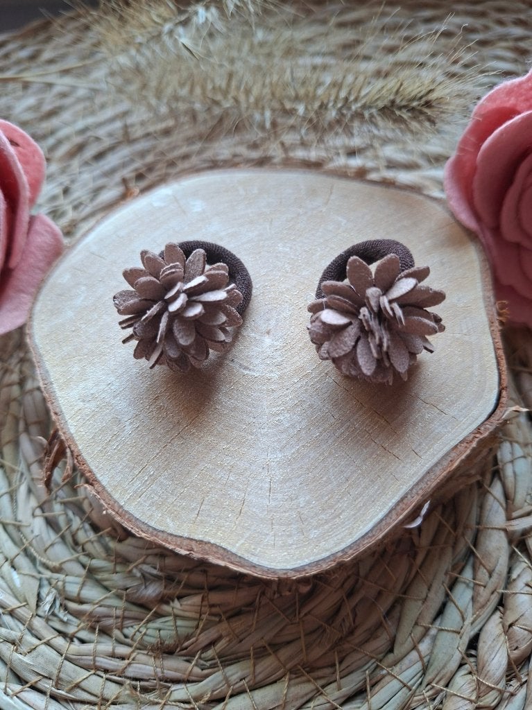 Mini elastiekje met bruin leerachtig frotje, Kinderen en Baby's, Nieuw, Ophalen of Verzenden, Handgemaakt, Haarelastiek