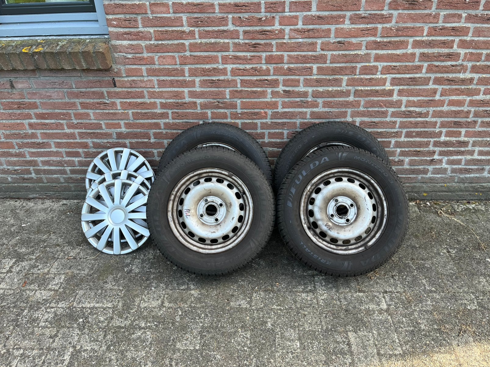Audi 80 b4/b3 stalen velgen 15 inch met banden en wieldoppen, Ophalen, Gebruikt