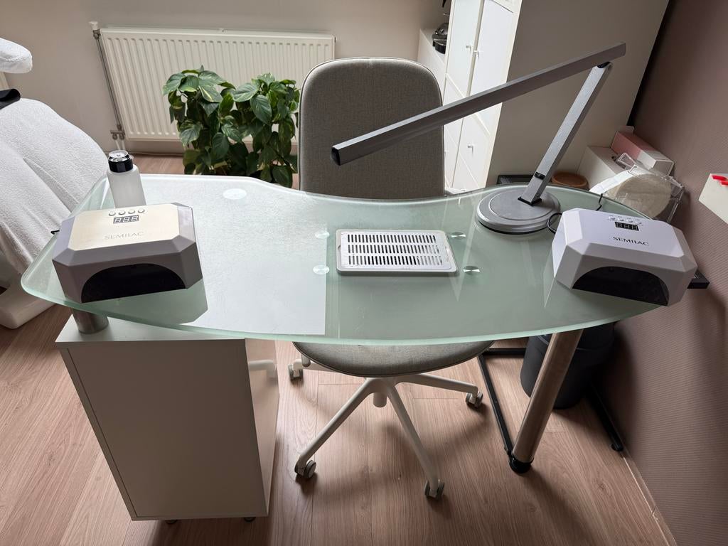 Manicure tafel, Ophalen