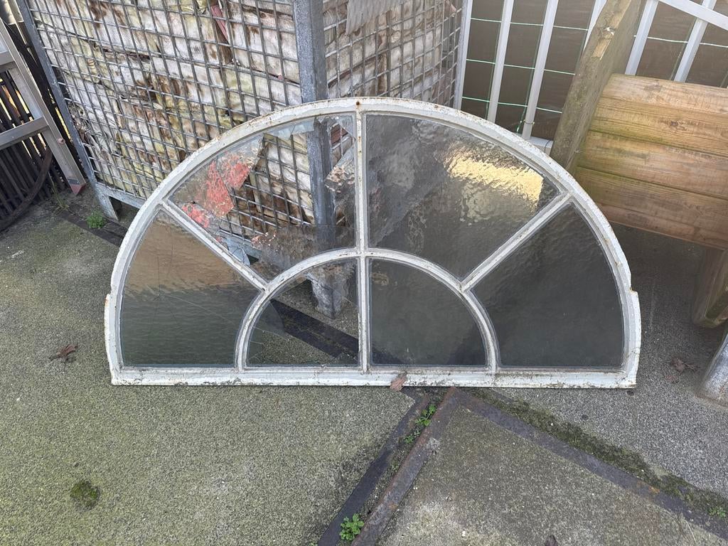Oud groot gietijzeren getoogd gebogen raam, Ophalen, Gevelraam of Ruit, Gebruikt, Minder dan 80 cm