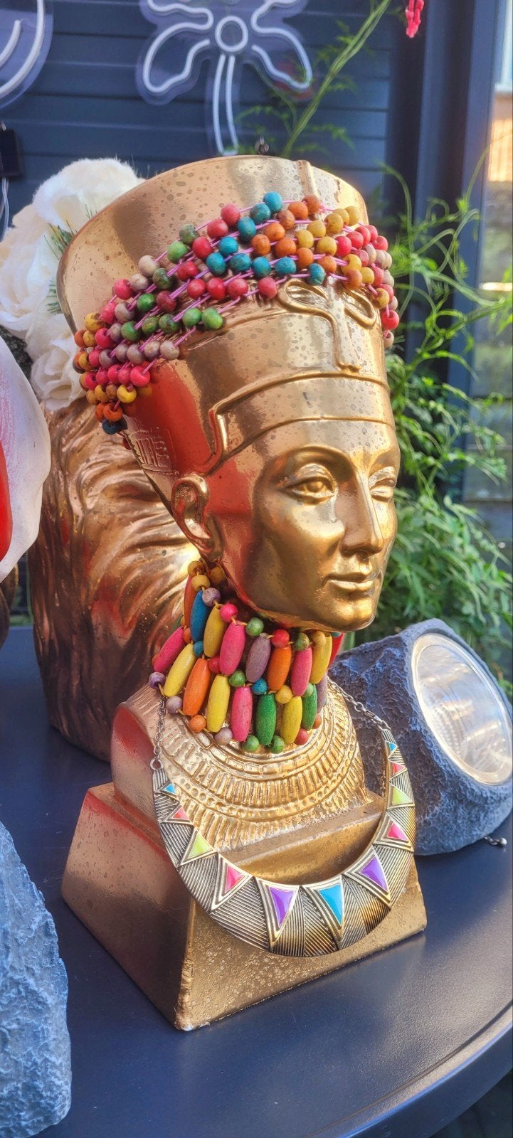 Gouden Nefertiti Buste met Kleurrijke Kralen, Goud, Versierd, Overige herkomsten, Beeld
