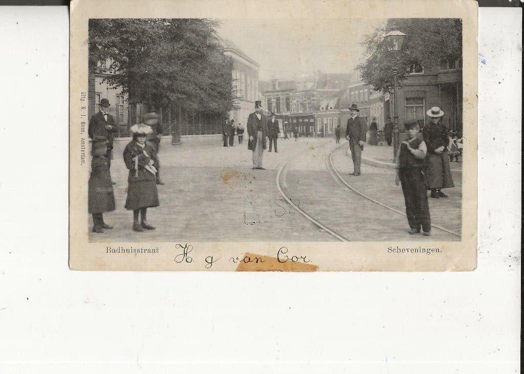 Scheveningen Badhuisstraat tramrails en heren met hoge hoed, Ophalen of Verzenden, Voor 1920, Gelopen, Zuid-Holland