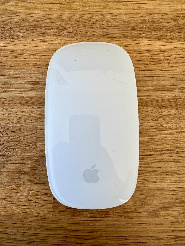 Apple Magic Mouse (wit) – Werkt op AA-batterijen, Computers en Software, Muizen, Muis, Verzenden, Rechtshandig, Zo goed als nieuw