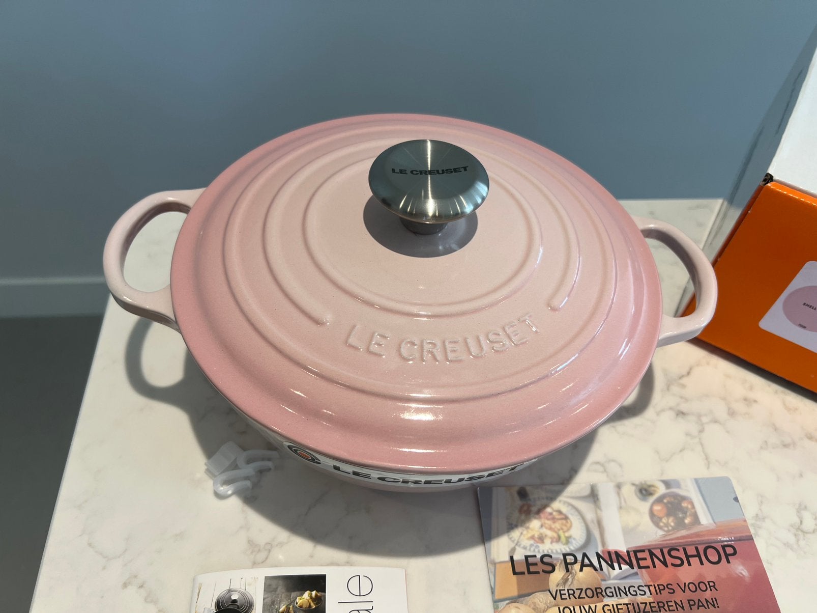 Nieuwe Le Creuset Marmite Shell Pink 24 cm, Nieuw, Le Creuset, Ophalen of Verzenden, Le Creuset