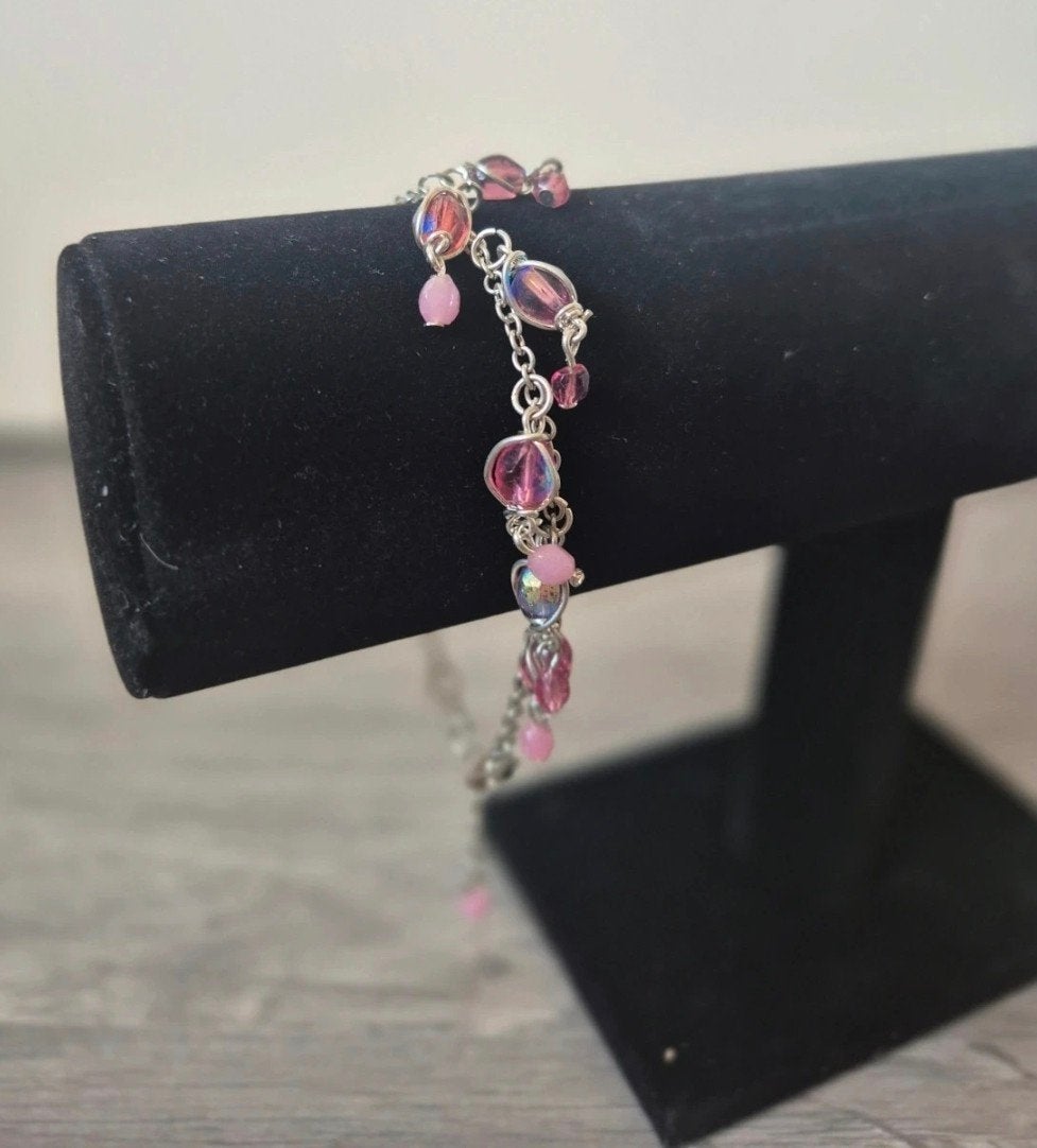 Nieuwe armband met roze kralen en zilverkleurige ketting, Overige materialen, Nieuw, Ophalen of Verzenden, Roze