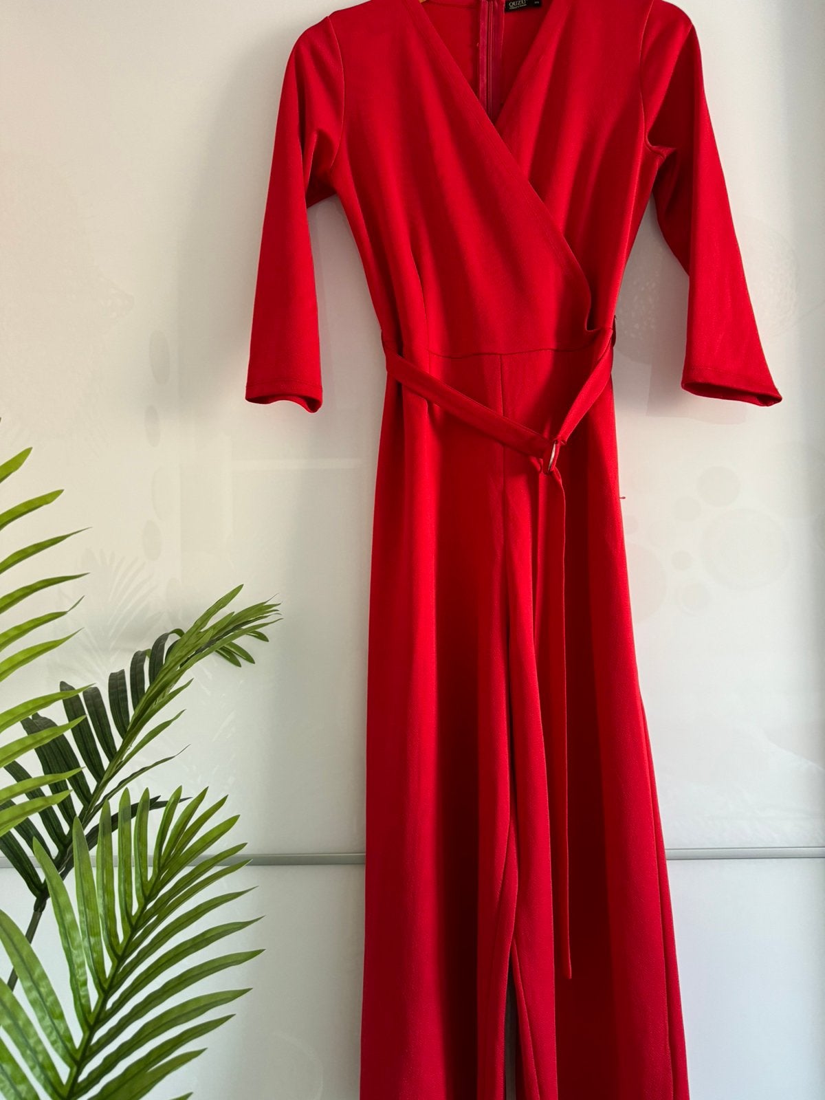 Nieuwe rode jumpsuit van Ouzu Collection, maat 38 (M), Kleding | Dames, Jumpsuits, Ophalen of Verzenden, Nieuw, Maat 38/40 (M)