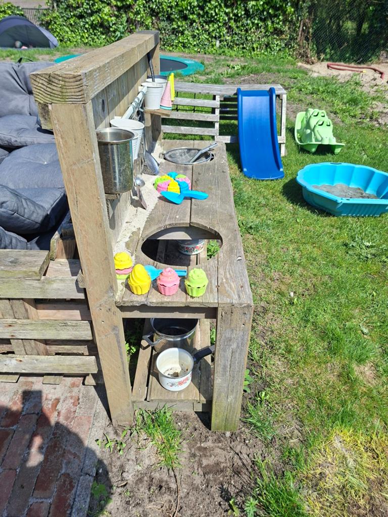 Houten buitenspeelkeuken met wielen, Ophalen of Verzenden, Gebruikt, Overige typen
