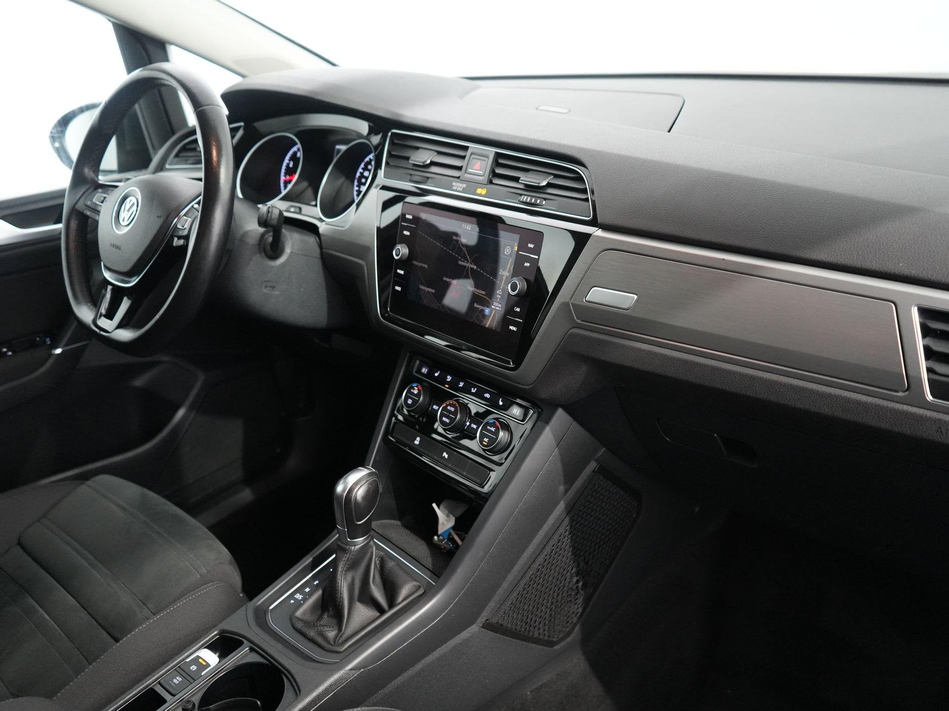 Volkswagen Touran 1.5 TSI Highline Business R 7p | Led | ACC, 4 cilinders, 150 pk, 7 stoelen, Automatische klimaatregeling
