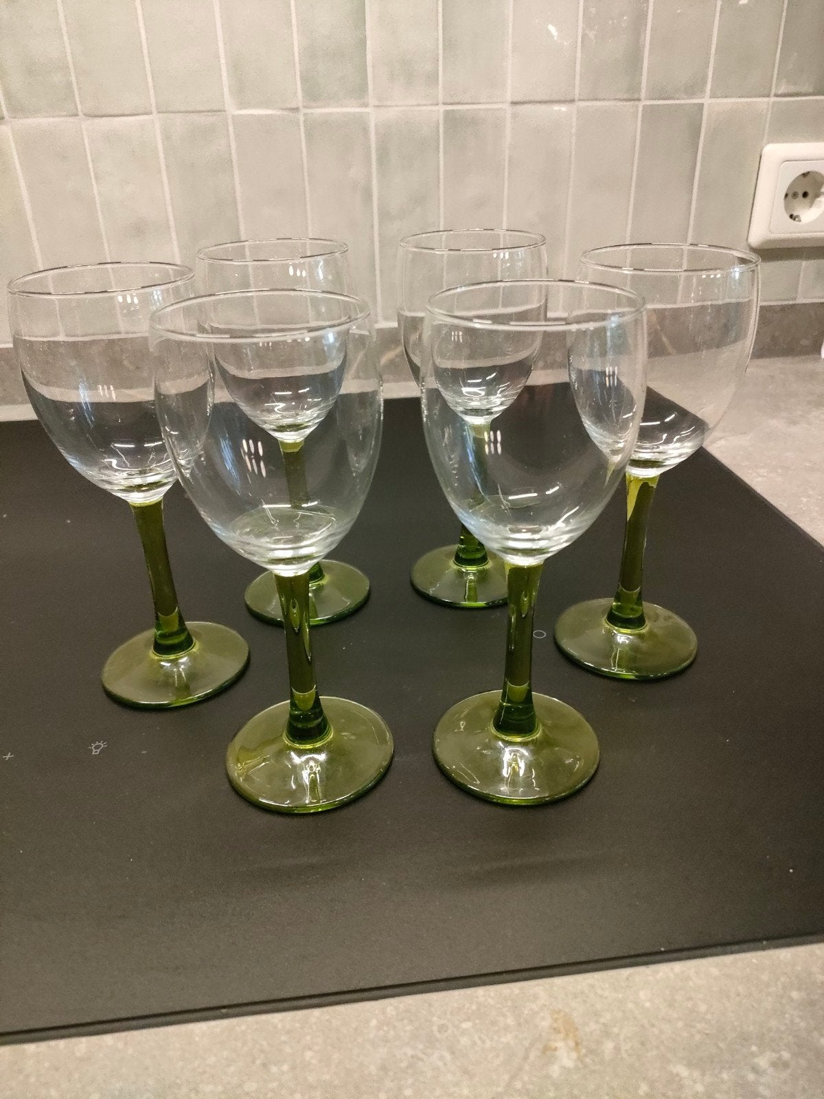 Set van 6 vintage wijnglazen met groene voet, Antiek en Kunst, Ophalen of Verzenden