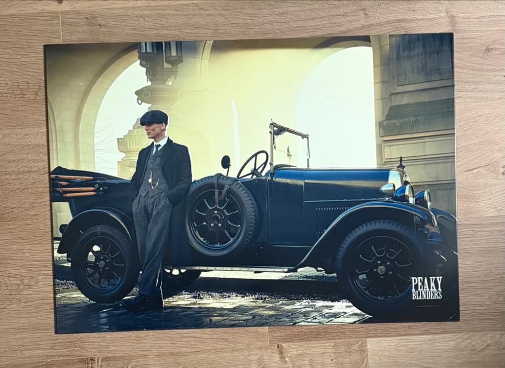 Peaky Blinders Displate - Tommy Shelby met auto, Huis en Inrichting, Ophalen of Verzenden, Zo goed als nieuw, 75 tot 100 cm, Print