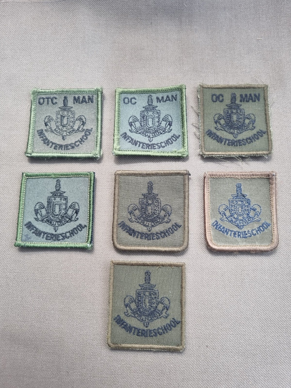 7 borstpatches Infanterieschool, Ophalen of Verzenden, Landmacht, Nederland, Embleem of Badge