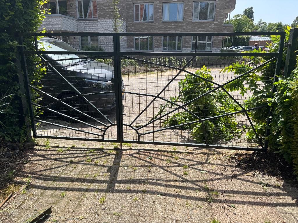 Groen ijzeren dubbele draaipoort met slot, Ophalen, Gebruikt, 150 tot 200 cm, IJzer