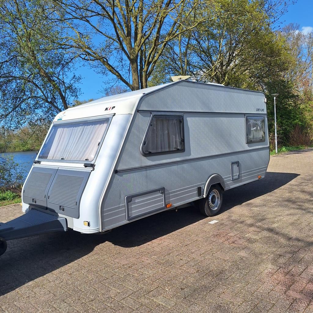 Kip Greyline 47, Luifel, 2de eigenaar, Zonnepaneel, Bovag24, Caravans en Kamperen, Caravans, Rondzit, Bedrijf, Schokbreker, 4 tot 5 meter