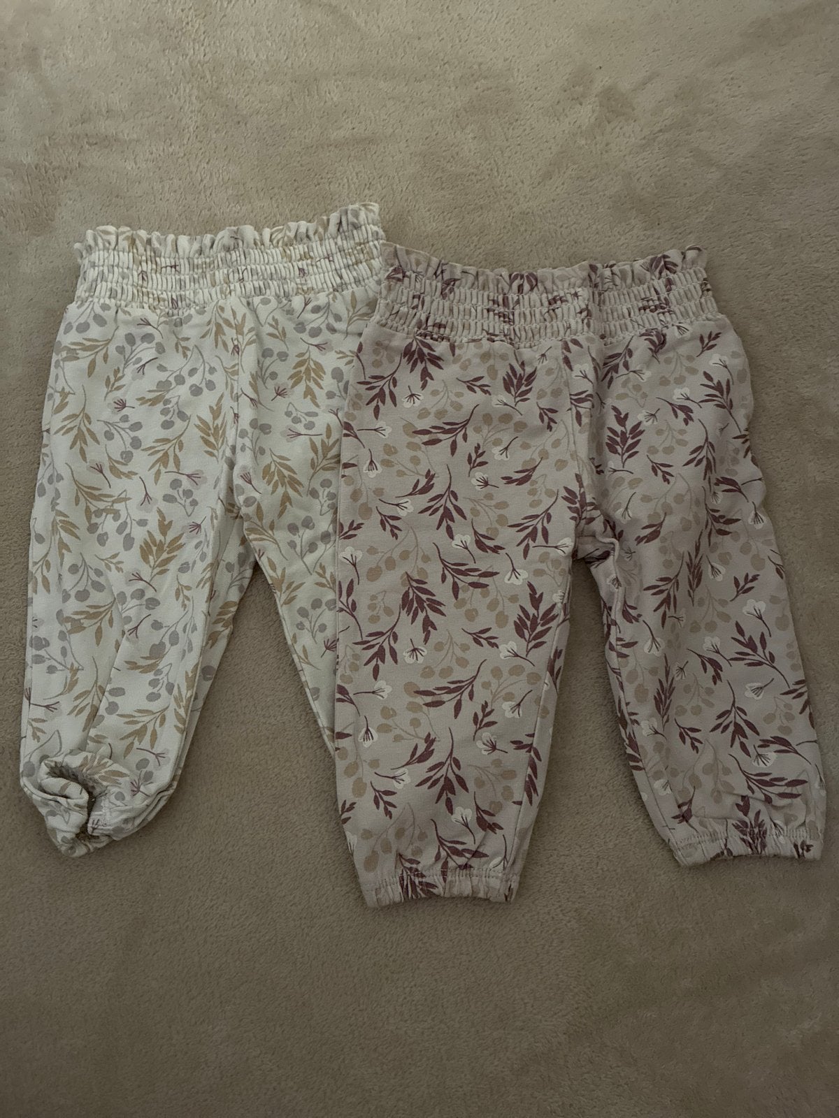 2x Babybroekje met bloemenprint maat 56, Kinderen en Baby's, Babykleding | Maat 56, Ophalen of Verzenden, Gebruikt, Jongetje of Meisje