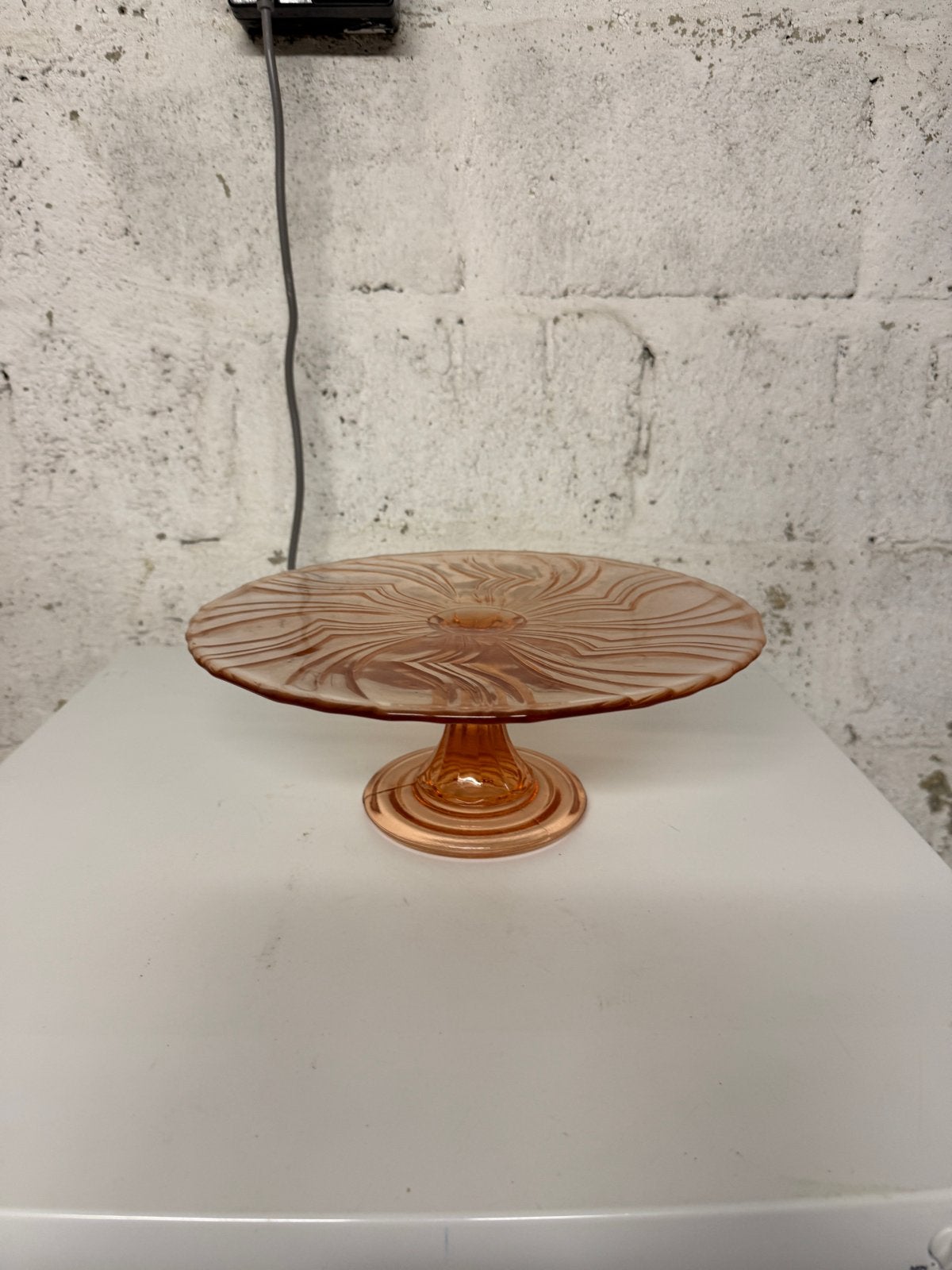Vintage roze glazen taartplateau op voet, Ophalen