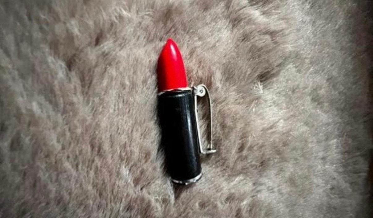 Vintage jaren 80 lipstick broche ., Ophalen of Verzenden, Zo goed als nieuw, Rood, Overige materialen